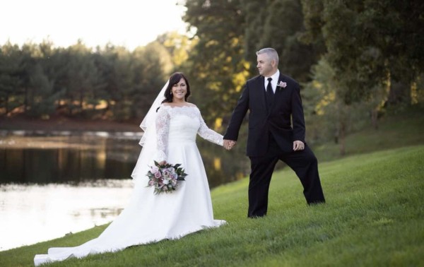 Wedding_Couple_in_front_of_pond.jpg